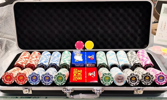 מזוודה ערכת פוקר 500 צ'טונים 14 גרם חיימר VIP POKER
