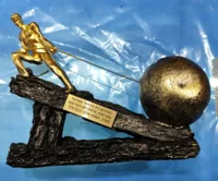 פסל אדם מושך כדור 3291