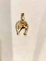 תליון זהב 14 קראט סוס עם פרסה משובץ