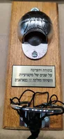 פותחן בקבוקים על לוח עץ כדורסל 5130