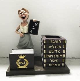 סט משרדי קריקטורה מורה (אישה) ניתן להוסיף הקדשה